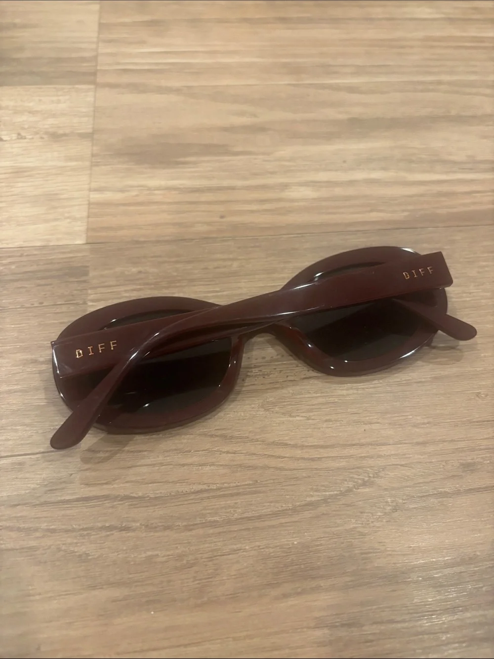 DIFF LAINEY - DARK CHERRY LACQUER + GREY SUNGLASSES